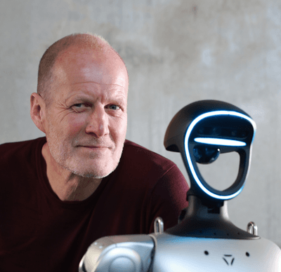 Søren Peter Johansen (med en Humanoid Robot)